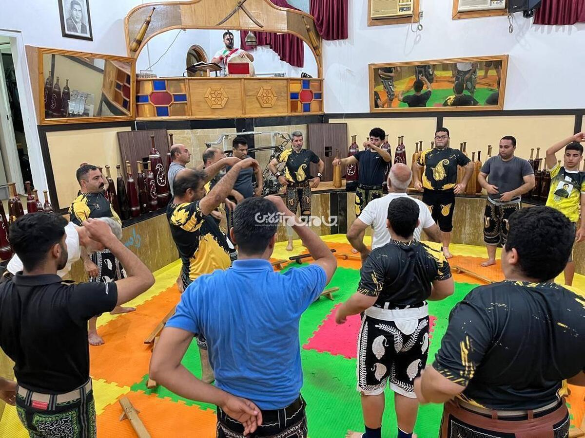 در دیار خلیج فارس، آیین زورخانه‌ای پیوندی است میان حماسه و معنویت. اشعار فردوسی و نوای مرشد، در کنار عرق پیشانی پهلوانان، فرهنگی زنده را روایت می‌کند که هنوز نفس می‌کشد.