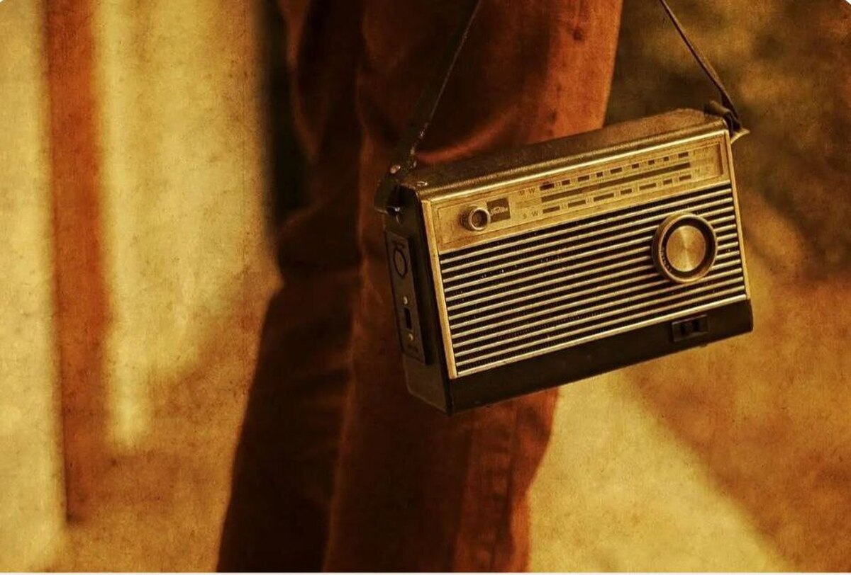 برنامه «ایرانبانان» که پنج سال است پنج‌شنبه‌ها از رادیو نمایش روی آنتن می‌رود، با ساختاری نمایشی و روایتی متفاوت، به معرفی بزرگان فرهنگ، ادب، علم و تاریخ ایران‌زمین می‌پردازد و تلاش دارد با بازسازی نمایشی زندگی این چهره‌ها، آگاهی مخاطبان را نسبت به میراث هویتی کشور ارتقا دهد.