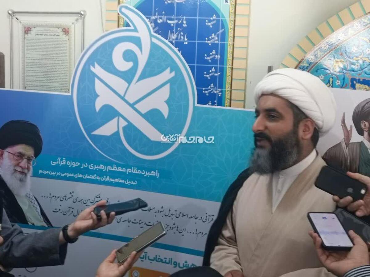 «زندگی با آیه‌ها» به‌دنبال حفظ یا قرائت صرف نیست؛ محور آن، فهم و زیست آیات در بستر زندگی واقعی است. از روایت مادرانی که با الهام از یک آیه، فضای خانه را آرام‌تر کرده‌اند، تا تجربه نوجوانانی که در دل یک جمله قرآنی، معنای تازه‌ای برای رفاقت و احترام یافته‌اند، پویش تلاش می‌کند قرآن را زنده و جاری نشان دهد.