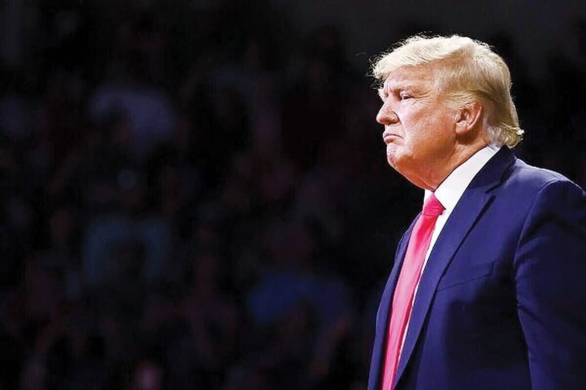 در میانه دور تازه گفت‌وگوهای غیرمستقیم تهران و واشنگتن، کاخ سفید سیاستی را دنبال می‌کند که بیش از هر چیز با «ابهام»، «تناقض» و «پیام‌های دوگانه» شناخته می‌شود؛ از یک‌سو سخن از «توافق معنادار» و تعیین بازه زمانی ۱۰ تا ۱۵ روزه برای تصمیم‌گیری درباره دیپلماسی، و از سوی دیگر تهدید علنی به استفاده از پایگاه‌های نظامی راهبردی برای حمله احتمالی. این دوگانگی، نه‌تنها در تهران بلکه در داخل آمریکا و در سطح رسانه‌های بین‌المللی نیز به‌عنوان نشانه‌ای از بی‌ثباتی راهبردی واشنگتن تحلیل می‌شود.