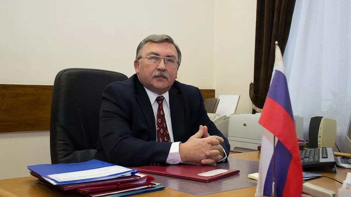 میخائیل اولیانوف نماینده روسیه در سازمان‌های بین‌المللی از دیدار مشترک خود به همراه نمایندگان دائم چین و ایران در وین با رافائل گروسی مدیرکل آژانس بین‌المللی انرژی اتمی خبر داد و گفت: در این دیدار بر اهمیت دستیابی به یک راه‌حل سیاسی و دیپلماتیک برای موضوع هسته‌ای ایران تاکید شد.