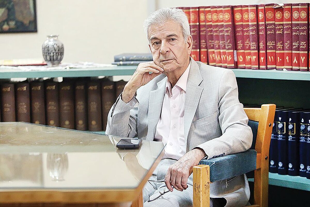 کتاب «رندی آموز و...»یکی ازتازه‌ترین آثار منتشر شده ازسوی انتشارات فرهنگ معاصر است که این روزها در معرض دید مخاطبان قرار گرفته. این کتاب مشتمل برمجموعه مقالات حافظ‌‌پژوهی اصغر دادبه، استاد فلسفه اسلامی، ادبیات عرفانی و عضو هیأت علمی دانشگاه علامه‌طباطبایی وچهره ماندگار ادبیات عرفانی بوده است.