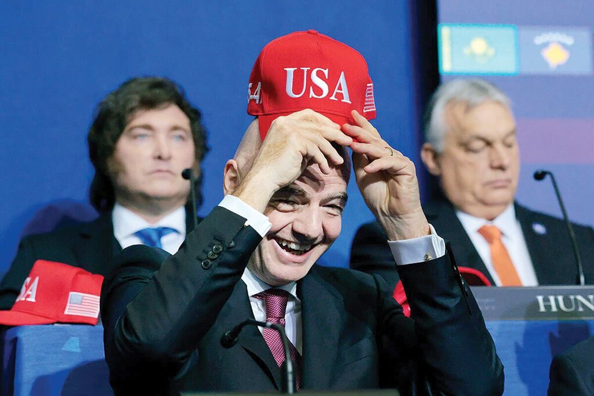 جیانی اینفانتینو، رئیس فیفا مدعی شد برای ۷۷ مسابقه از مجموع ۱۰۴ بازی جام جهانی ۲۰۲۶، بیش از یک میلیون درخواست بلیت برای هر مسابقه ثبت شده و عملا همه دیدارها به فروش کامل رسیده‌اند. جام جهانی ۲۰۲۶ در ماه‌های ژوئن و ژوئیه در آمریکای شمالی و به میزبانی فدراسیون بین‌المللی فوتبال در سه کشور ایالات متحده آمریکا، کانادا و مکزیک برگزار می‌شود.