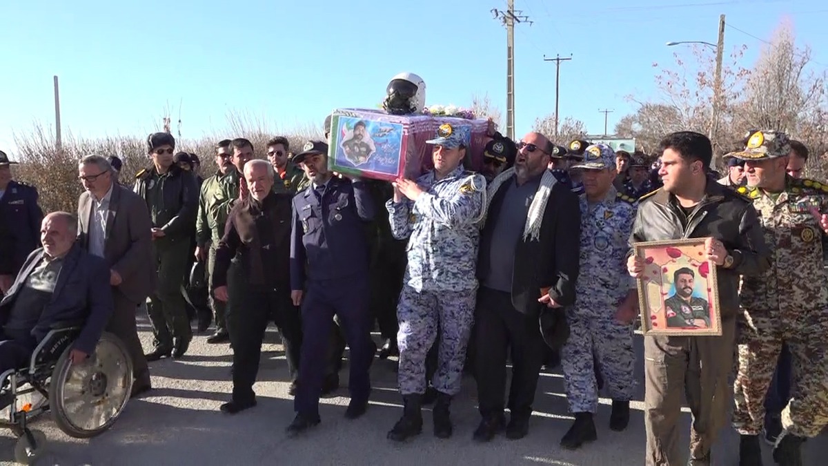 پیکر پاک سرهنگ خلبان شهید مهدی فیروزمند از خلبانان تیزپروازان پایگاه هوایی شهید محمد نوژه بر دستان همرزمان و نظامیان و مسئولان استانی و شهرستانی در این پایگاه تشییع شد.