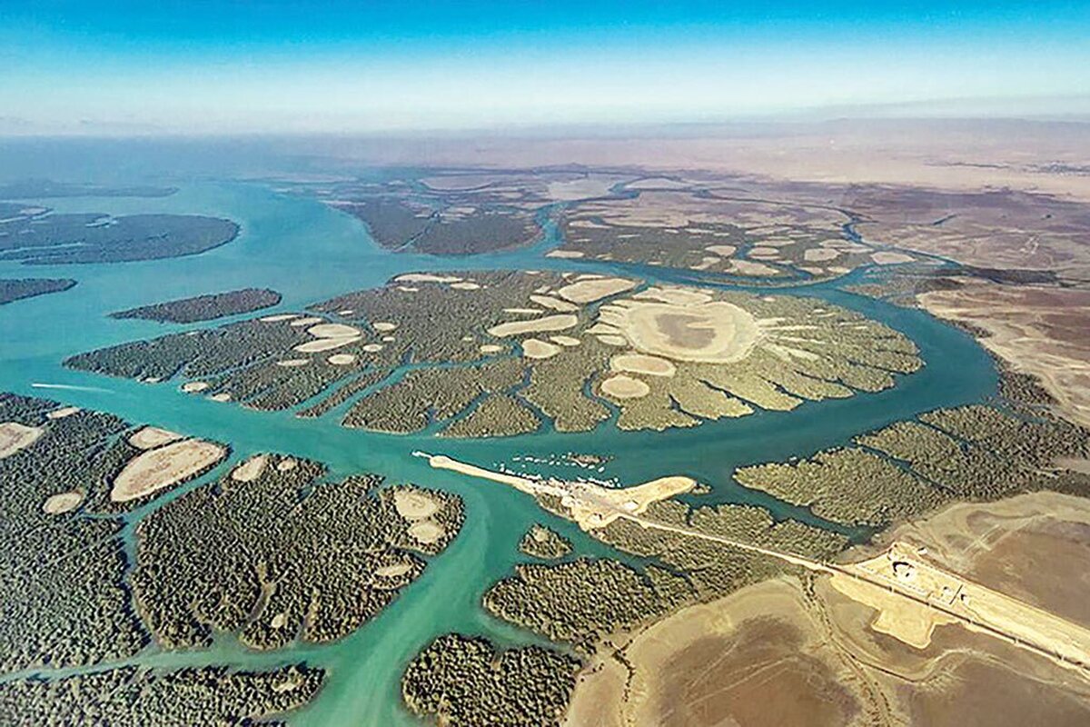 در شرایطی که صنعت گردشگری جهان به‌سوی مدل‌های پایدار، کم‌هزینه و سازگار با محیط‌زیست حرکت کرده، «گردشگری سبز» به یکی از مهم‌ترین پیشران‌های جدید رشد اقتصادی و دیپلماسی نرم کشورها تبدیل شده است. ایران با تنوع اقلیمی کم‌نظیر، میراث فرهنگی چندلایه، سبک زندگی بومی زنده و گستره‌ای از زیست‌بوم‌های طبیعی، از جنگل‌های هیرکانی تا کویرهای جهانی، ظرفیتی بالقوه برای تبدیل‌‌شدن به یکی از مقاصد اصلی گردشگری سبز در منطقه دارد؛ ظرفیتی که تاکنون کمتر به‌صورت هدفمند و برنامه‌محور فعال شده است.