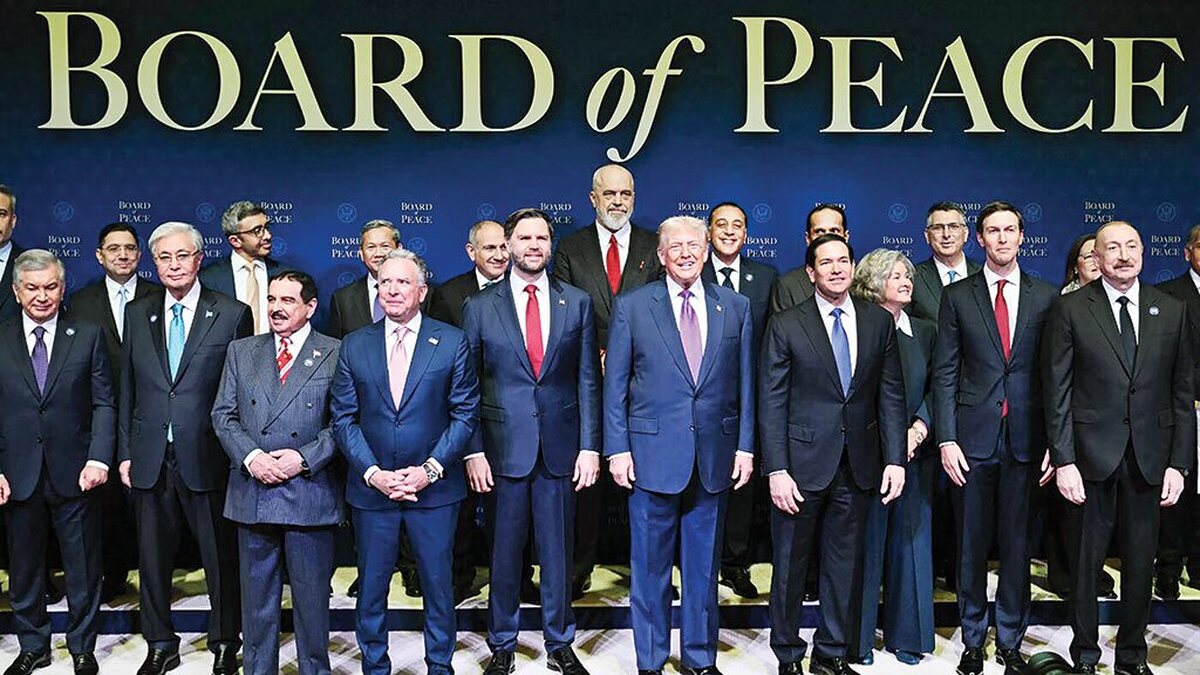 نخستین نشست هیأت صلح‌‎غزه به‎میزبانی دونالد ترامپ، رئیس‌‎جمهور آمریکا روز پنجشنبه در واشنگتن برگزار شد و تصمیم‎‌سازان کاخ‌‎سفید با پوشش احیای زندگی در کرانه شرقی مدیترانه از نقشه استثمار باریکه غزه پرده برداشتند. در اقدامی نمایشی، کشورهای حاضر در نشست موافقت خود را با تخصیص هفت میلیارد دلار برای بازسازی نوارغزه فارغ ‎‌از کمک جداگانه ۱۰ میلیارد دلاری واشنگتن اعلام کردند.