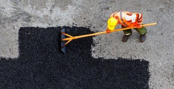 مصرف ۱۱۰ تن آسفالت سرد برای بهسازی و لکهگیری محورهای مواصلاتی بروجن مصرف ۱۱۰ تن آسفالت سرد برای بهسازی و لکهگیری محورهای مواصلاتی بروجن