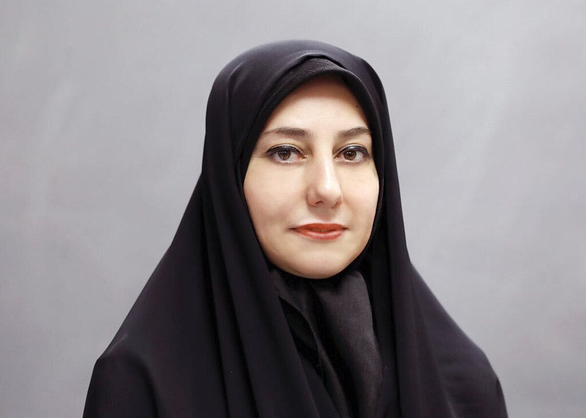 سال‌ها پیش، وقتی شبکه‌های تلویزیونی نه هنوز به تعداد امروز و انتخاب‌ها محدودتر بودند، سریال‌های ماه رمضان بهانه‌ای برای جمع‌شدن خانواده‌ها بود. صدای تیتراژ که بلند می‌شد، استکان‌های چای تازه‌دم روی میز قرار می‌گرفت و گفت‌وگوها برای دقایقی کوتاه می‌شد تا قصه آغاز شود. آن شب‌ها، تلویزیون عضوی از خانه بود‌؛ مهمانی آشنا که بعد از افطار، روایتش را با جمع خانواده قسمت می‌کرد.