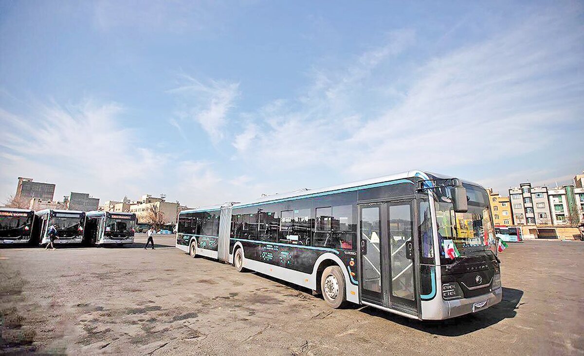 آیین بهره‌برداری از ایستگاه شارژ کیانشهر و رونمایی از اتوبوس‌های دوکابین ۱۸متری دیروز با حضور علیرضا زاکانی، شهردار تهران برگزار شد؛ رویدادی که مدیریت شهری آن را نشانه‌ای از تداوم نوسازی ناوگان حمل‌ونقل عمومی می‌داند. ورود دوباره اتوبوس‌های ۱۸متری به خط یک تندرو (آزادی ــ تهرانپارس) پس از حدود ۱۵سال، بی‌تردید اتفاقی مهم برای شبکه اتوبوسرانی پایتخت است؛ به‌ویژه آن‌که خطوط BRT ستون فقرات جابه‌جایی روزانه صدهاهزار مسافر به شمار می‌روند. بااین‌حال، بررسی آمارها و شاخص‌های موجود نشان می‌دهد برای پاسخگویی کامل به نیاز حمل‌ونقل عمومی تهران به اقدامات بیشتری نیاز است‌.