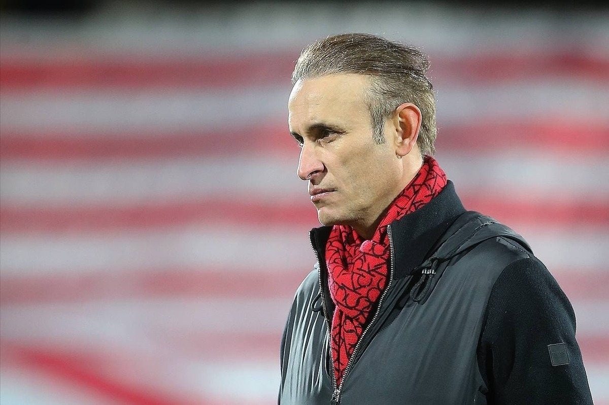 یحیی گل‌محمدی خیلی وقت است که حساب جداگانه‌ای در فوتبال ایران برای خودش باز کرده. برای همین است که هر پیشنهادی را قبول نمی‌کند و اگر هم قبول کند هر مبلغی را نمی‌پذیرد.