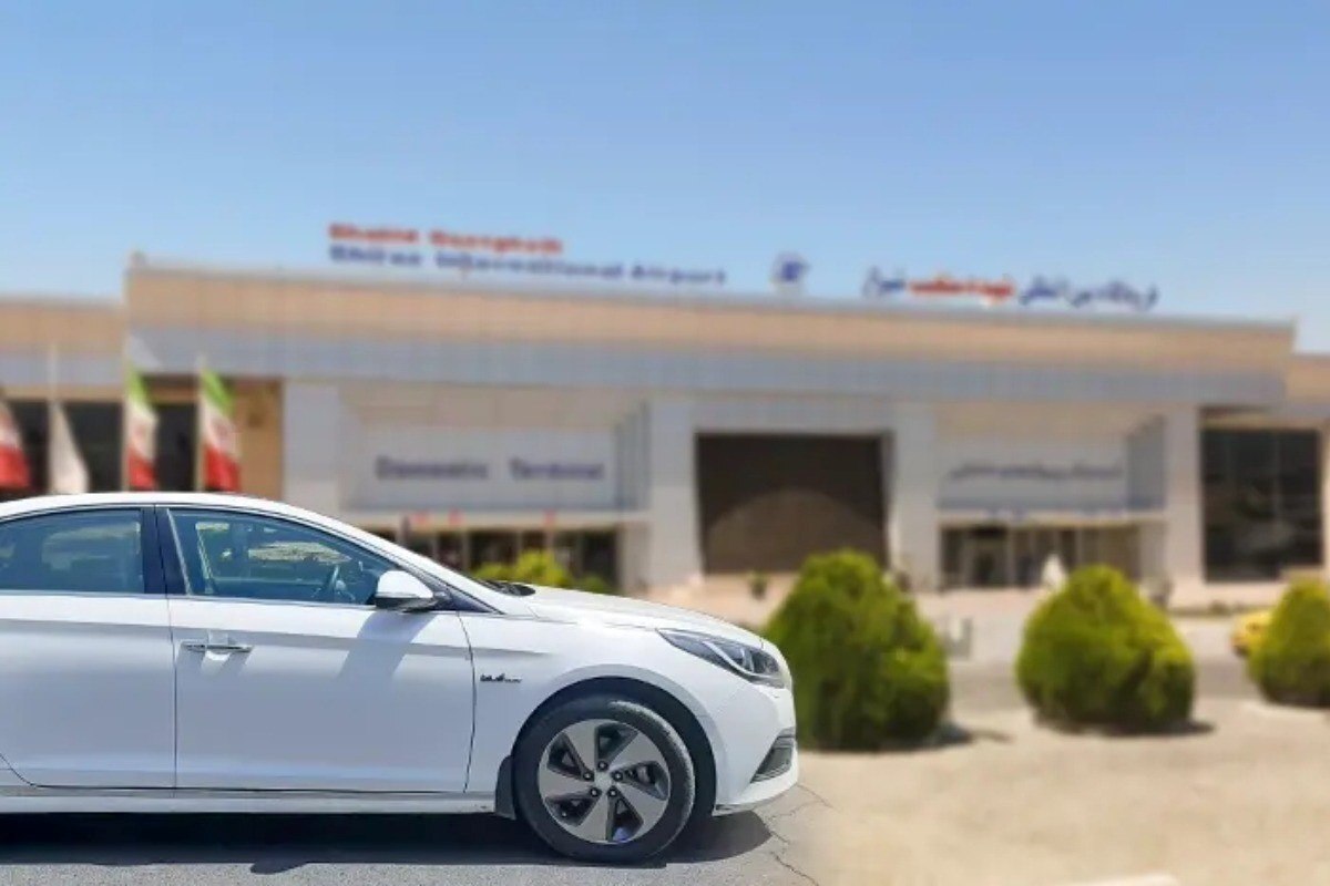 در ماه‌های اخیر همزمان با افزایش سفرهای فصلی و رشد تقاضا در مسیرهای پرتردد، بسیاری از مسافران شیراز با محدودیت در تهیه بلیط اتوبوس مواجه شده‌اند. این مسئله به‌ویژه در ایام تعطیلات و مناسبت‌های خاص نمود بیشتری پیدا کرده و موجب شده برخی مسافران ناچار به تغییر برنامه سفر خود شوند.