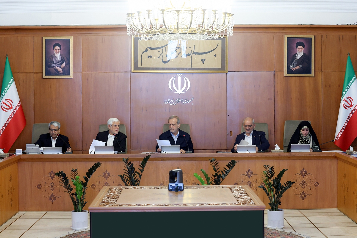 در جلسه امروز هیئت دولت گزارش جامعی از وضعیت آب و برق کشور ارائه و اعلام شد که برنامه‌های مدیریت مصرف، تقویت ظرفیت نیروگاهی و کنترل تنش آبی با رویکردی پایدار و زیرساخت‌محور در حال اجراست.