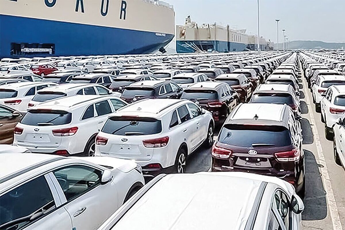 قیمت‌ها در بازار خودرو طی ماه‌های اخیر نوسان زیادی را تجربه کرد. بررسی‌ها نشان می‌دهد که قیمت خودروها بسته به نوع، کلاس و سطح عرضه، بین ۶۰ تا ۱۱۰ درصد افزایش یافته است. این جهش قیمتی در شرایطی رخ داده که نه سطح تولید داخلی افزایش معناداری داشته و نه تقاضای مصرفی واقعی رشد کرده است بلکه کاهش قدرت خرید خانوارها، رکود در سایر بازارها و نااطمینانی اقتصادی باعث شده خودرو بیش از آن‌که یک کالای مصرفی باشد، به ابزاری برای حفظ ارزش دارایی تبدیل شود.