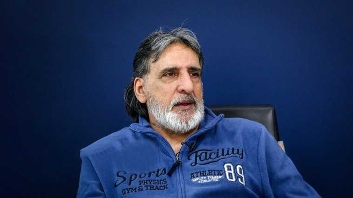 تحول در استقلال با اخراج ساپینتو رقم خورد. البته این موضوع از ابتدا محل بحث بود و چه‌بسا ساپینتو می‌توانست برای استقلال مؤثرتر باشد اما تیمی که به دنبال قهرمانی است پس از بازی با سپاهان درسه دیدار تنها یک امتیازکسب‌کرده و طبیعی است که در چنین شرایطی هواداران خواهان ادامه همکاری با ساپینتو نباشند.