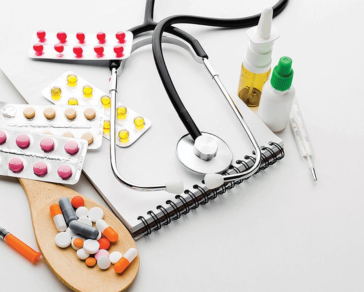 این روزها حال بازار دارو و تجهیزات پزشکی کشور خوب نیست. در آستانه ورود به سال ۱۴۰۵‌ کمبود منابع، بدهی‌های انباشته، اختلال در تأمین ارز و افزایش بی‌وقفه هزینه‌ها معضلاتی هستند که به‌طورهمزمان شرایط را ناگوار‌ کرده است. در این بین کارشناسان هشدار می‌دهند تأخیر درپرداخت‌ها و شکاف عمیق میان اعتبارات پیش‌بینی ‌شده و واقعیت بازار، زنجیره تأمین دارو را با چالش مواجه کرده است.محمدمهدی پیرصالحی، رئیس سازمان غذاودارو درگفت‌وگوی پیش ‌رو با روزنامه جام‌جم تأکید می‌کند که با نظارت هوشمند بر زنجیره توزیع از طریق سامانه تی‌تک و اصلاح سازوکارهای مالی می‌توان از تحمیل آسیب به چرخه درمان پیشگیری کرد‌.