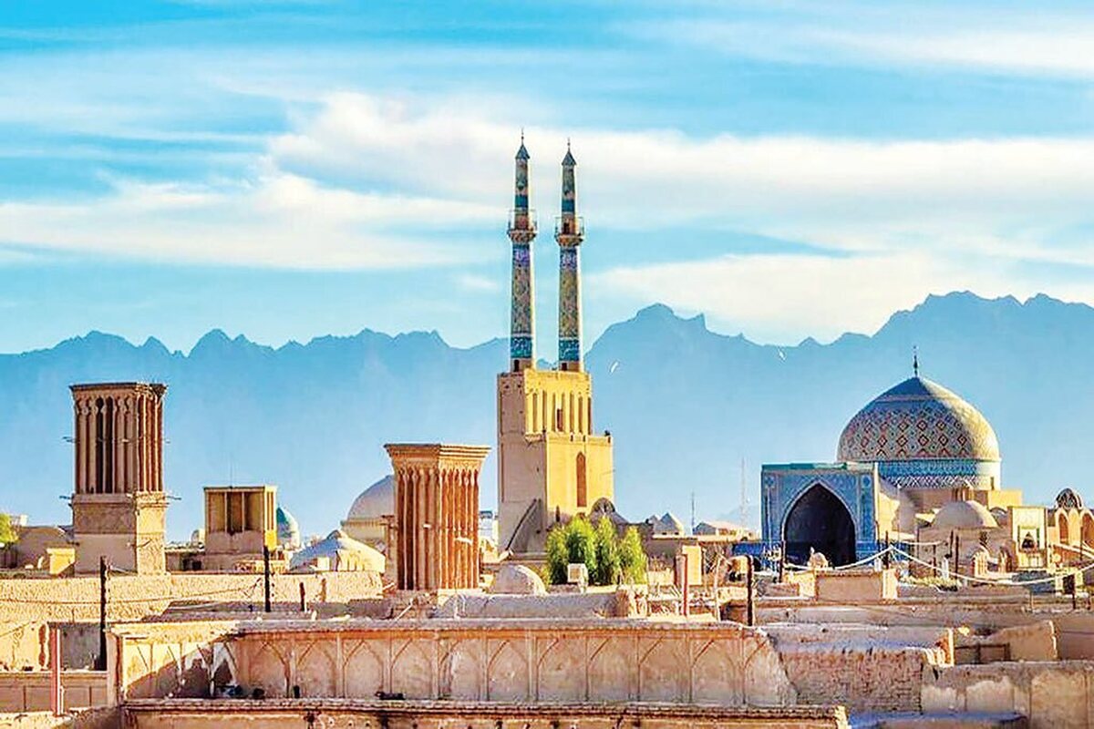 یزد، شهری که قرن‌ها پیش از آن‌که واژه «پایداری» وارد ادبیات توسعه شود، معنای زندگی در محدودیت را آموخته بود، امروز به یکی از نمونه‌های قابل اتکای همزیستی صنعت، میراث و زیست‌پذیری شهری در ایران تبدیل شده است؛ استانی کویری با کمترین منابع آبی که نه‌تنها از مسیر توسعه بازنمانده، بلکه توانسته همزمان چرخ صنعت را بچرخاند، گردشگری جهانی را حفظ کند و کیفیت زندگی شهری را در سطحی قابل قبول نگه دارد.