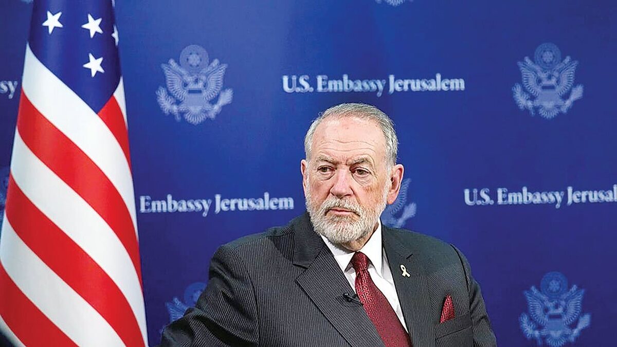 مایک هاکبی، سفیر آمریکا در رژیم صهیونیستی، در گفت‌وگویی جنجالی با تاکر کارلسون، مجری محافظه‌کار آمریکایی، ادعا کرد که رژیم صهیونیستی بر اساس تورات و وعده‌های کتاب مقدس، حق الهی بر سرزمین‌های وسیعی از رود نیل در مصر تا رود فرات در عراق دارد. او در پاسخ به پرسشی درباره گستره این ادعا گفت: «اگر همه آن را بگیرند، خوب خواهد بود.»