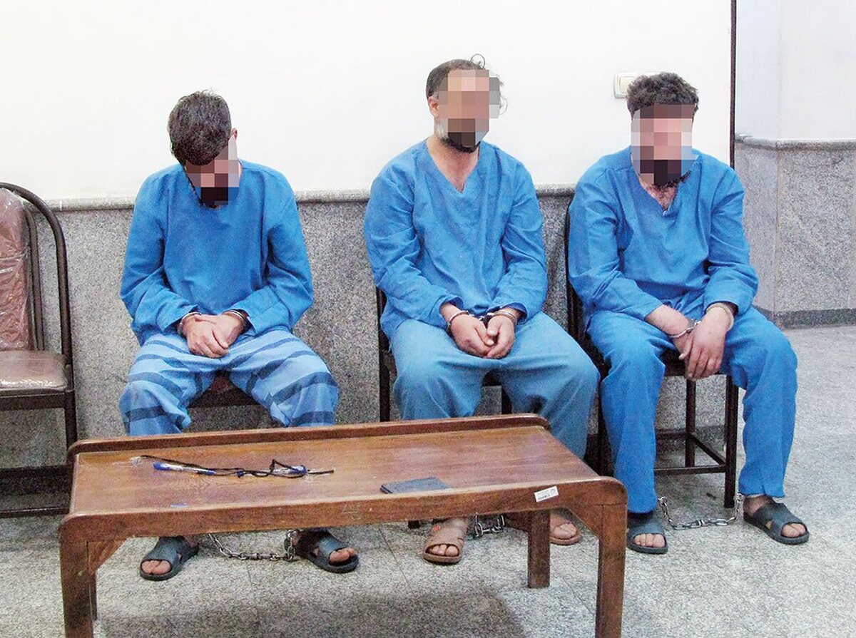 هفت عضو یک باند تبهکاری که با جعل عنوان پلیس دو تاجر افغان را ربوده بودند، بازداشت شدند. گروگان‌ها ۲۵ روز در چاه سه متری در مزرعه بلال زندانی و با سیخ داغ شکنجه شده بودند.