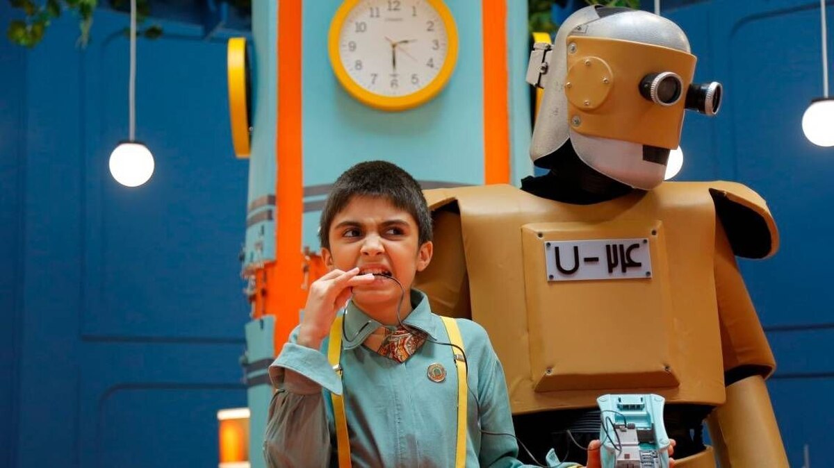 «هتل بسیار بسیار عجیب» حاصل دغدغه و همکاری نسل تازه‌ای از فیلم‌سازان کودک است؛ مجموعه‌ای که می‌خواهد به زبان فانتزی، کودکان را با میراث فکری و هویتی‌شان پیوند دهد و درعین‌حال آنان را به تفکر، تجربه و گفت‌و‌گو دعوت کند؛ اثری که نه‌تنها سرگرم‌‎کننده است، بلکه امید دارد نسلی اندیشمند و خلاق را به تماشای خود بنشاند.