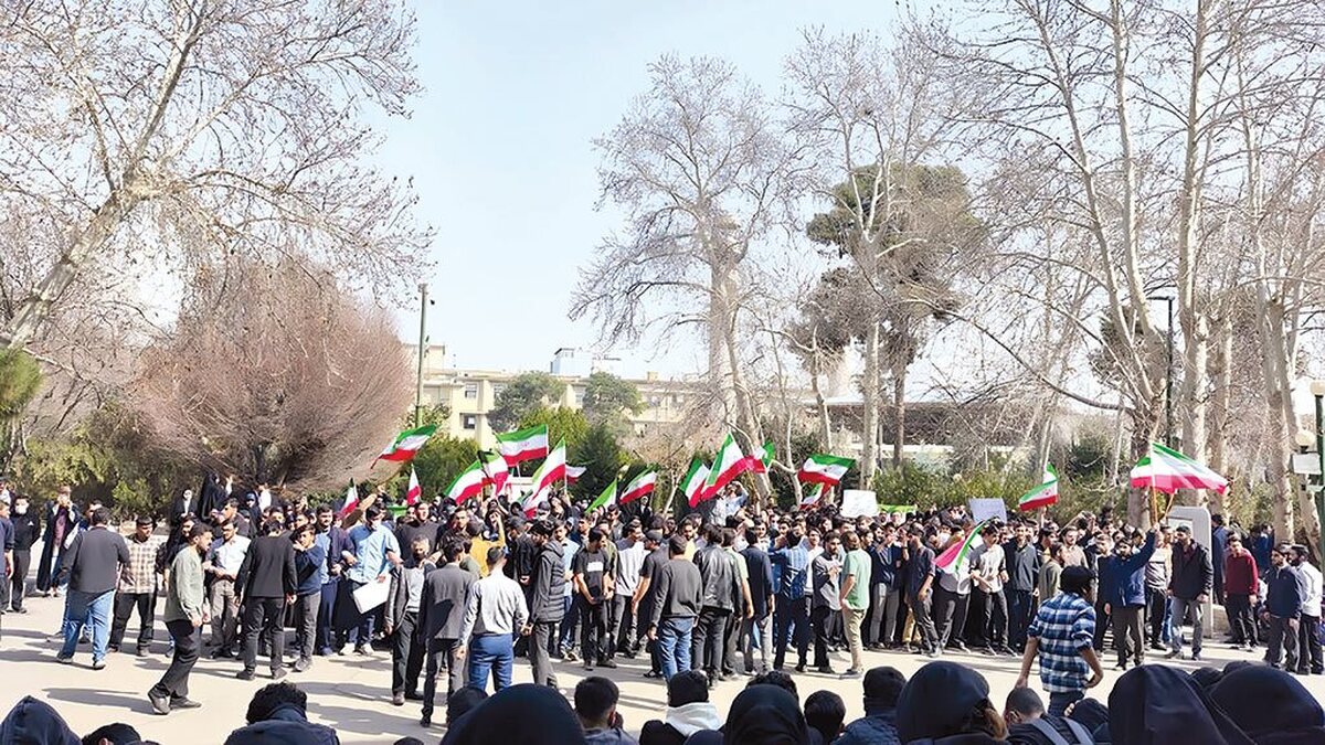 چهلم شهدای حوادث ۱۸ و ۱۹ دی‌ماه، قرار بود صحن دانشگاه را به مجلسی برای سوگواری و بازخوانی یک زخم ملی تبدیل کند؛ زخمی که هنوز در حافظه جامعه تازه است اما آنچه در روزهای گذشته در دانشگاه‌های تهران رخ داد، تنها یک مراسم یادبود نبود؛ میدان تقابل دو قرائت از «جنبش دانشجویی» بود. یک سوی ماجرا، بدنه‌ای از دانشجویان که با پرچم ایران، اقامه نماز جماعت و همخوانی سرودهای ملی، دانشگاه را سنگر هویت و استقلال دانستند؛ و سوی دیگر، اقلیتی که در برخی موارد با فحاشی، شعارهای ساختارشکنانه، توهین به نمادهای ملی و حتی استفاده از سلاح سرد، کوشیدند صحن دانشگاه را به آوردگاه خشونت بدل کنند.