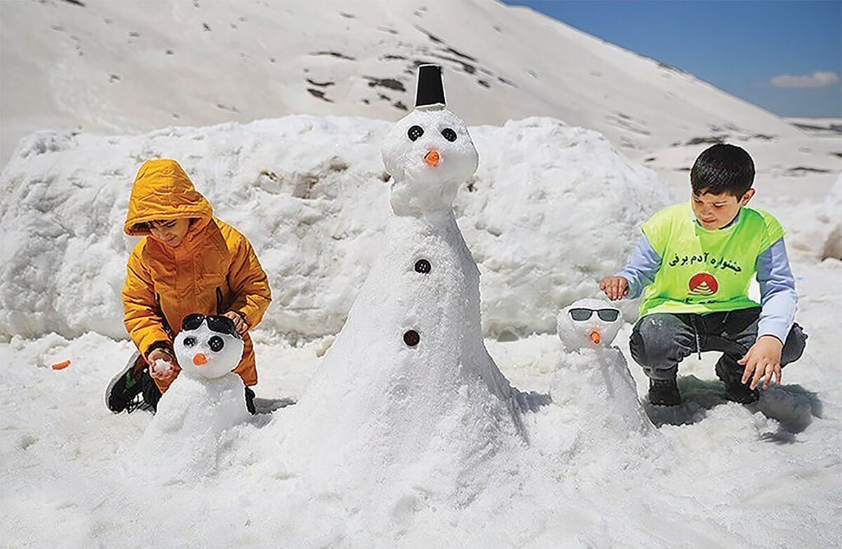 افزایش محسوس دمای هوا در آخرین ماه فصل زمستان، پدیده‌ای است که امسال بیش از سال‌های گذشته جلب توجه کرده. در حالی‌که انتظار می‌رود این فصل با سرما، بارش برف و تقویت ذخایر آبی همراه باشد، بسیاری از مناطق کشور روزهایی را تجربه می‌کنند که دمای آن به شکل غیرمعمولی بالاتر از میانگین بلندمدت است. این وضعیت نه‌تنها الگوی رایج زمستان را بر هم زده بلکه نگرانی‌هایی جدی درباره پیامدهای آن برای منابع طبیعی و آبی ایجاد کرده است.