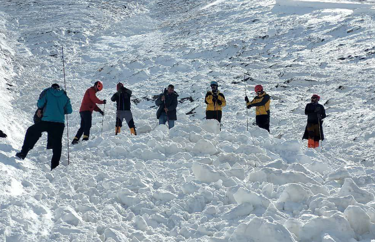 معاون امداد و نجات جمعیت هلال‌احمر استان البرز از تداوم عملیات جست‌و‌جو برای یافتن دو کوهنورد مفقودشده در پی سقوط بهمن در ارتفاعات خور خبر داد.