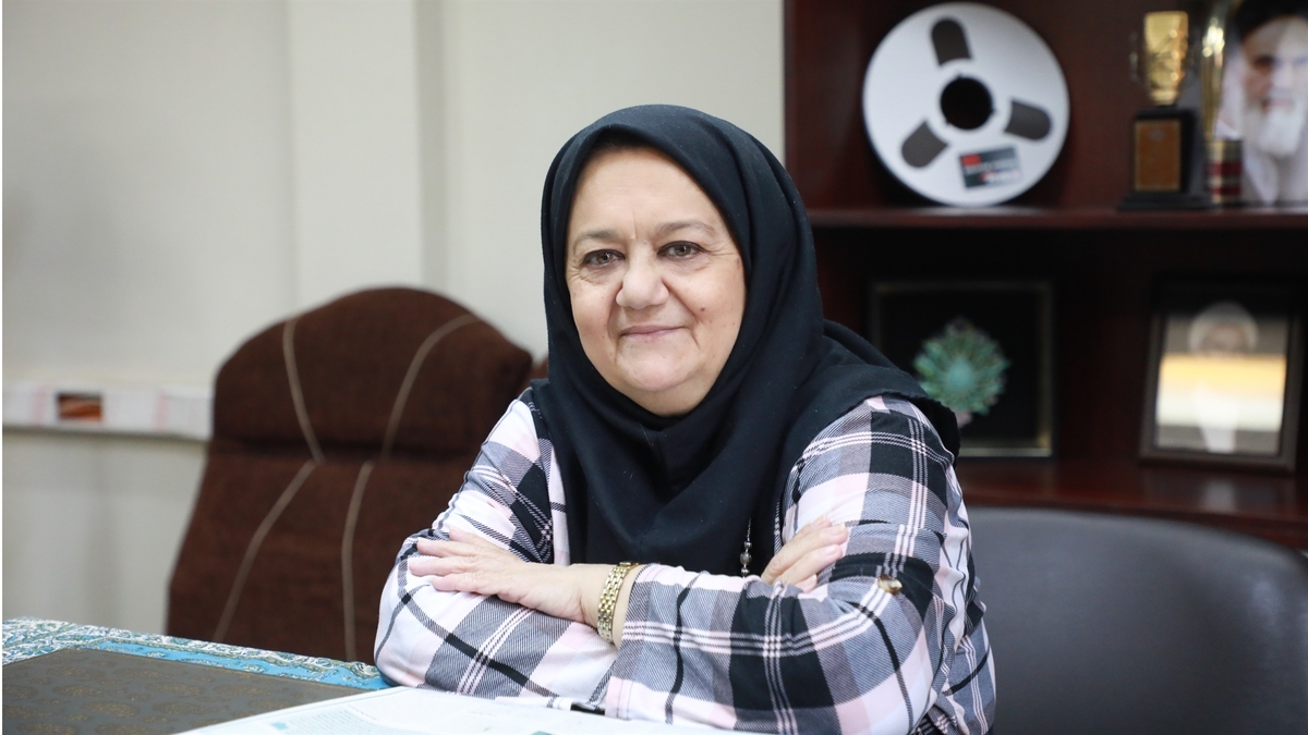 صدای مژگان عظیمی‌ با نقش‌آفرینی‌های بی‌بدیلش در خاطره جمعی چند نسل از ایرانیان حک شده است. او همان «هایدی» شیرین‌زبان و دوست‌داشتنی دوران کودکی ماست. امروز، مژگان عظیمی نه‌تنها یک پیش‌کسوت پرافتخار در عرصه دوبله، بلکه هنرمندی است که بیش از پنج دهه با رادیو و صحنه زندگی کرده است. او متولد نهم آذر ۱۳۴۰ در تهران، با قلبی پر از عشق به هنر، این مسیر را نه به‌عنوان یک شغل، بلکه به‌عنوان یک انتخاب مادام‌العمر پیموده است؛ انتخابی که اگر بار دیگر فرصت یابد، باز هم آن را تکرار خواهد کرد. در این گفت‌وگو، او از روزهای آغازین کار در رادیو، چالش‌های صنعت دوبله و دلتنگی برای همکاران قدیمی‌اش سخن می‌گوید.