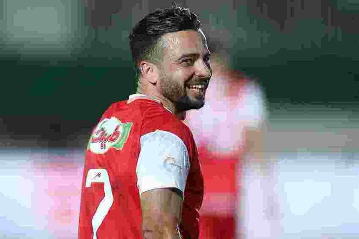 از یک جایی به بعد سروش رفیعی تصمیم گرفت راه خود را از حاشیه سازانی مثل پیام صادقیان و رامین رضاییان جدا کند و مثل آنها نباشد، اما از یک جایی به بعد هم نتوانست خود را در تیم ملی فوتبال ایران تثبیت کند. رفیعی از مدت‌ها پیش یک روند را با پرسپولیس آغاز کرده: یک خداحافظی تدریجی و آرام.