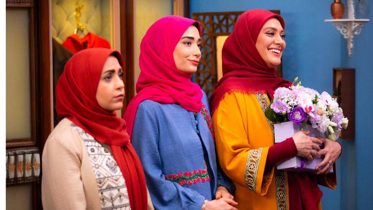 سریال «بهار شیراز» تلاشی برای احیای گونه کمدی خانوادگی است. این مجموعه به نویسندگی و کارگردانی حسن وارسته و تهیه‌کنندگی ابوالفضل صفری، با تمرکز بر یک خانواده چندنسلی در شهر شیراز، تلاش می‌کند با طنز موقعیت و داستان‌های روزمره خانوادگی، مخاطب را با خود همراه کند.