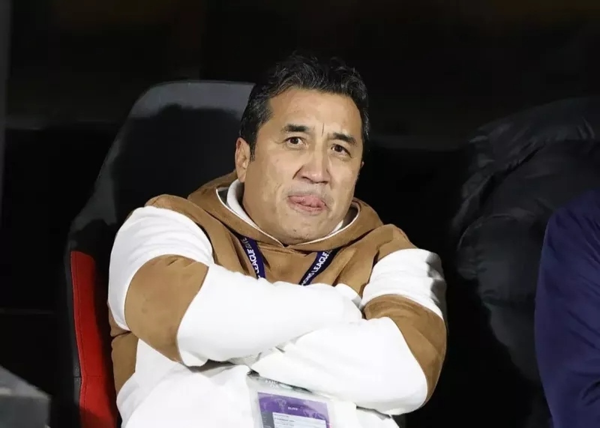 این جمله را می‌توان هزار بار مرور کرد: «خداداد عزیزی یک گل به استرالیا زد و تا ابد نانش را می‌خورد». این را مرحوم محمد رنجبر مدیر اسبق تیم ملی فوتبال ایران به زبان آورد. حالا که رفتار‌ها و گفتار‌های خداداد عزیزی را در این فوتبال می‌بینیم به این نتیجه میرسیم مرحوم رنجبر درست‌ترین حرف را درباره خداداد زده است.