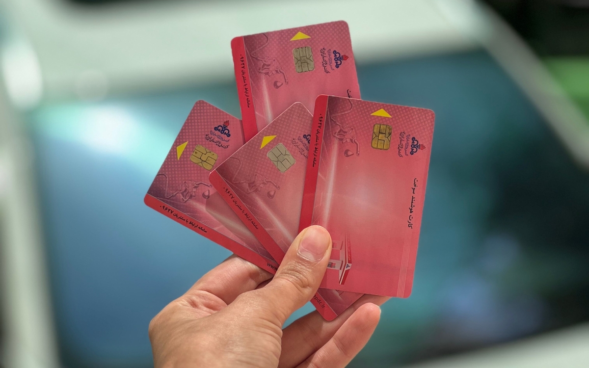 مدیر سامانه هوشمند سوخت اعلام کرد: اجرای طرح اتصال کارت سوخت به کارت بانکی منوط به ابلاغ دستورالعمل اجرایی به وزارت نفت است و با وجود آماده بودن زیرساخت‌ها، هنوز این ابلاغیه ارسال نشده است.