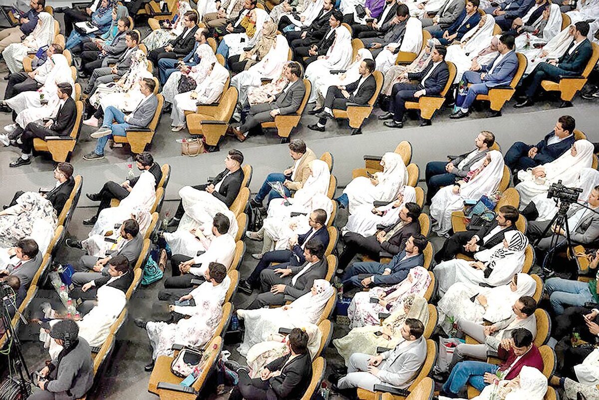 صف وام ازدواج در سال‌های اخیر به یکی از نمادهای آشکار ناهماهنگی میان وعده‌های حمایتی و واقعیت عملکرد نظام بانکی تبدیل شده است؛ صفی که قرار بود کوتاه باشد، اما هر روز طولانی‌تر می‌شود و بیش از همه، جوانانی را فرسوده می‌کند که در ابتدای مسیر زندگی قرار دارند. انتظاری که گاه ماه‌ها و حتی نزدیک به یک سال به طول می‌انجامد و برنامه‌ریزی برای آغاز زندگی مشترک را به تعویق می‌اندازد.در حالی که وام ازدواج با عنوان قرض‌الحسنه و با هدف تسهیل تشکیل خانواده تعریف شده، بانک‌ها عملا آن را به فرآیندی زمان‌بر، بروکراتیک و پرهزینه برای متقاضیان تبدیل کرده‌اند.