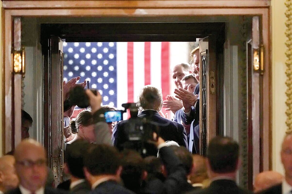 دور سوم مذاکرات غیرمستقیم جمهوری اسلامی ایران و آمریکا در ژنو در شرایطی برگزار می‌شود که پیش از آغاز رسمی گفت‌وگوها، میدان اصلی جدال‌ها در اتاق مذاکره، بلکه در تریبون‌ها، نظرسنجی‌ها و جدال‌های حزبی آمریکا شکل گرفته است. فضای عمومی حاکم بر این دور، بیش از آن‌که فنی و مبتنی بر جزئیات حقوقی باشد، سیاسی و آمیخته به نمایش قدرت است‌؛ نمایشی که با سخنرانی اخیر دونالد ترامپ به اوج رسید.