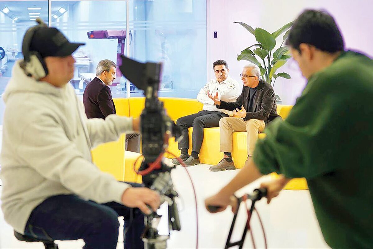 بازگشت یک چهره شناخته‌شده به قاب تلویزیون، همیشه با پرسش‌ها و انتظارهای فراوان همراه است؛ اما «پریزاد» از همان ابتدا نشان داد قرار نیست صرفا یک بازگشت برای چهره‌ای تلویزیونی باشد، بلکه تلاشی است برای بازتعریف گفت‌وگوی تلویزیونی در نسبت با امید، علم و تجربه‌های زیسته. برنامه‌ای که با اجرای محمدرضا شهیدی‌فرد و پخش از شبکه نسیم، تلاش می‌کند روایت‌های حوزه سلامت را از دل اتاق‌های عمل، اورژانس‌های هوایی و زندگی بیماران به متن زندگی مخاطبان بیاورد؛ بی‌آن‌که به شعار پناه ببرد یا در احساسات‌گرایی اغراق‌آمیز متوقف شود.