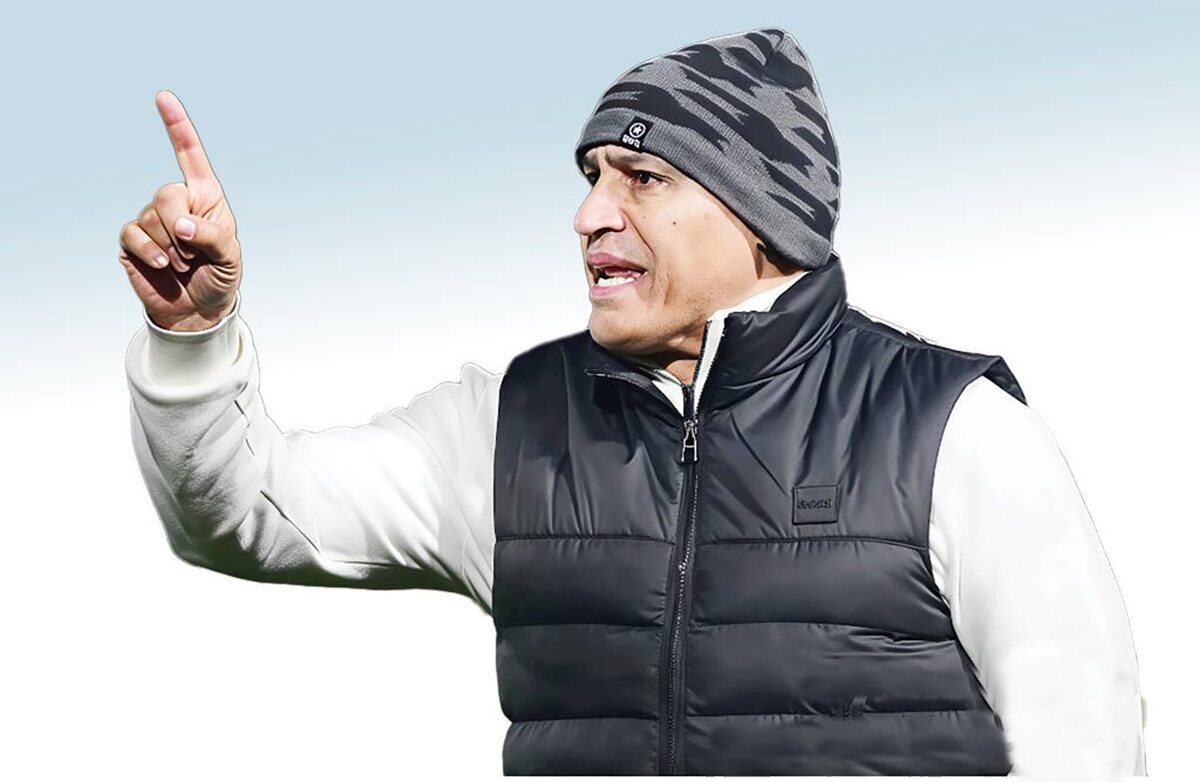 «داش علی منصوریان» یا همان علیرضا منصوریان، یکی از چهره‌های دوست‌داشتنی و مردمی فوتبال ایران به حساب می‌آید. یکی از بازیکنان نسل محبوب سال ۱۹۹۸ که بدجور در دل همه جا کرده است. او حتی در اوج کری‌خوانی‌ها میان هواداران سرخابی، هیچوقت از آن چهره‌هایی نبود که شعار بشنود. هر چند پرسپولیسی‌ها با رفتارش شوخی می‌کردند اما منصوریان به واسطه دوری از کری‌های مجازی، هیچگاه نزد قرمزها منفور نشد.