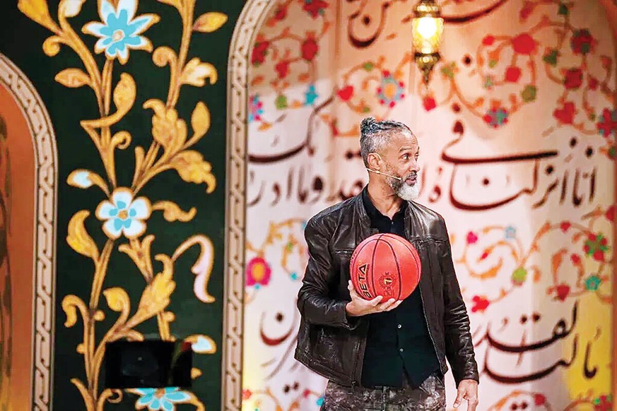 کریس جکسون؛ نامی که برای علاقه‌مندان بسکتبال دهه ۹۰ میلادی یادآور نبوغ، جسارت و بازی‌های پرهیجان در لیگ حرفه‌ای آمریکا یا همان NBA  است. ستاره‌ای که بعدها با انتخاب دین اسلام، نام خود را به محمود عبدالرئوف تغییر داد و مسیر زندگی‌اش را به شکلی بنیادین دگرگون کرد. این ستاره سابق NBA اخیرا با سفر به ایران و حضور در برنامه پربیننده تلویزیونی محفل، گوشه‌ای از زندگی خود و اعتقاد و ایمانش به دین اسلام را تشریح کرد.