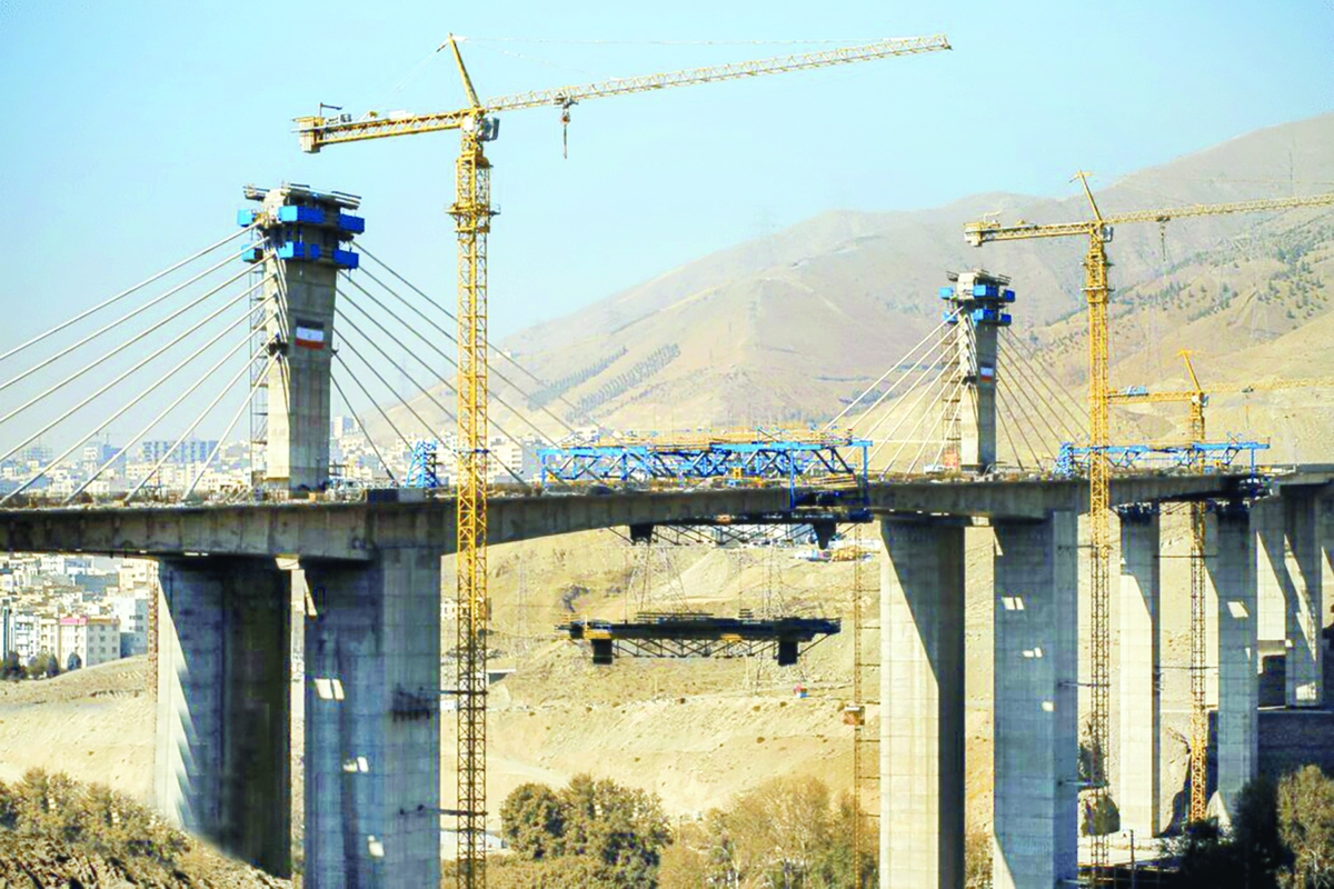 استان البرز با وجود وسعت جغرافیایی محدود، یکی از راهبردی‌ترین مناطق کشور به شمار می‌رود و به‌عنوان شاهراه ارتباطی چند استان نقشی بی‌بدیل در شبکه حمل‌ونقل ملی ایفا می‌کند. قرارگرفتن در همسایگی پایتخت و استقرار در مسیر کریدورهای اصلی شمال، غرب و مرکز کشور، به البرز جایگاهی داده که فراتر از مساحت و جمعیت آن است. این استان در سال‌های اخیر به‌دلیل تمرکز بالای صنایع، رشد شهرنشینی و افزایش جمعیت مهاجرپذیر، به یکی از نقاط کانونی برنامه‌ریزی‌های کلان اقتصادی و اجتماعی کشور تبدیل شده است.