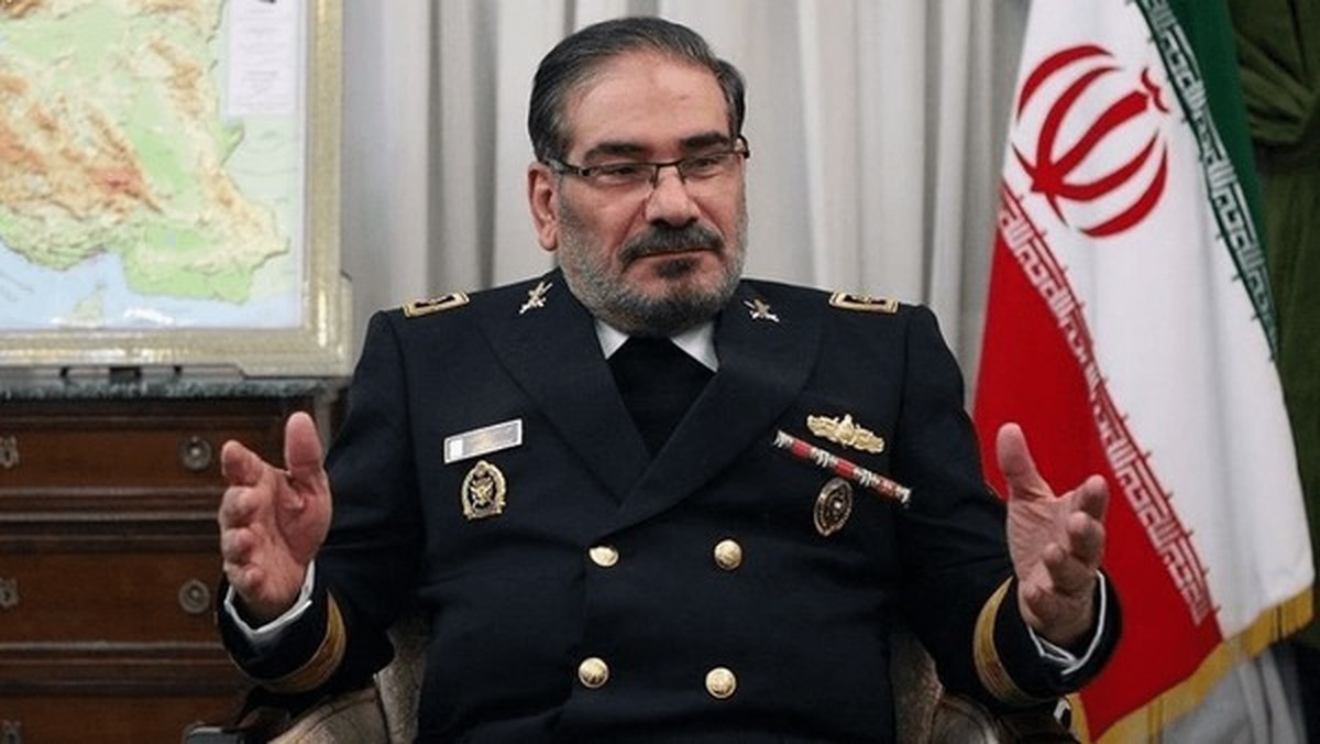 شمخانی، دبیر شورای دفاع، در پیامی در فضای مجازی با تأکید بر هم‌راستایی موضع ایران در قبال عدم ساخت سلاح هسته‌ای با فتوای رهبری و دکترین دفاعی کشور اعلام کرد در صورت تمرکز مذاکرات بر این محور، دستیابی به توافق فوری امکان‌پذیر است.