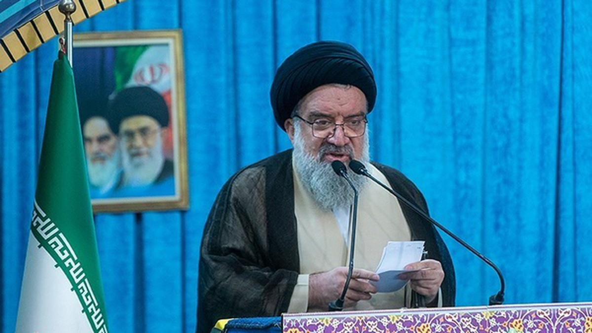 آیت الله خاتمی در خطبه‌های نمازجمعه امروز تهران گفت: جمهوری اسلامی ایران هرگز زیر بار تعلیق غنی‌ سازی نرفته و نخواهد رفت؛ مطرح کردن تعلیق غنی‌ سازی از سوی برخی مذاکره‌کنندگان آمریکایی، موضوعی محال است و ملت ایران زیر بار ذلت نخواهد رفت.