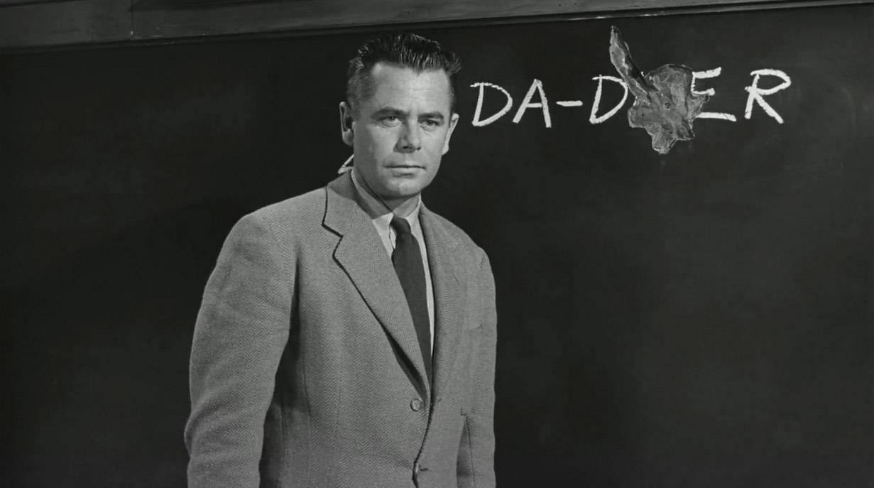 پخش فیلم در قاب نمایش برای بزرگداشت روز معلم