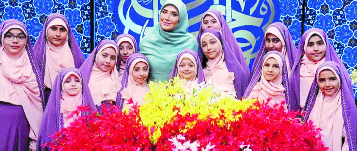 در دل هیاهوی زندگی شهری، گروه‌های سرود دخترانه چون شمیم یاس، نوایی از امید، همدلی و شکوفایی را به‌گوش می‌رسانند. این گروه‌ها فراتر از یک فعالیت هنری ساده، بستری برای رشد شخصیت، کشف استعدادها و تقویت حس خواهرانگی میان دختران نوجوان شده‌اند؛ دخترانی که با شادابی، پشتکار وعشق به صحنه می‌آیند تا قصه‌ دوستی و همبستگی را در قالب ترانه‌ها بازگو کنند.از شور اجرای روز دختر تا آرزوی خواندن در حضور رهبر انقلاب، هر لحظه از زندگی این گروه، سرشار از خاطره‌های ماندگار و درس‌های بزرگ برای آینده است.