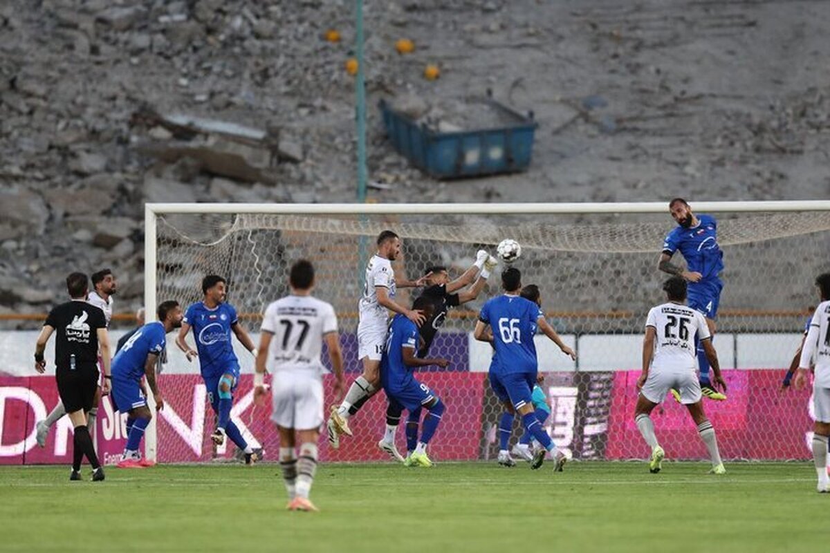 دیدار تیم‌های فوتبال استقلال تهران و آلومینیوم با پیروزی پرگل شاگردان جباری خاتمه یافت تا آبی پوشان در پایان فصل به شیرین‌ترین برد این فصل خود دست پیدا کنند.