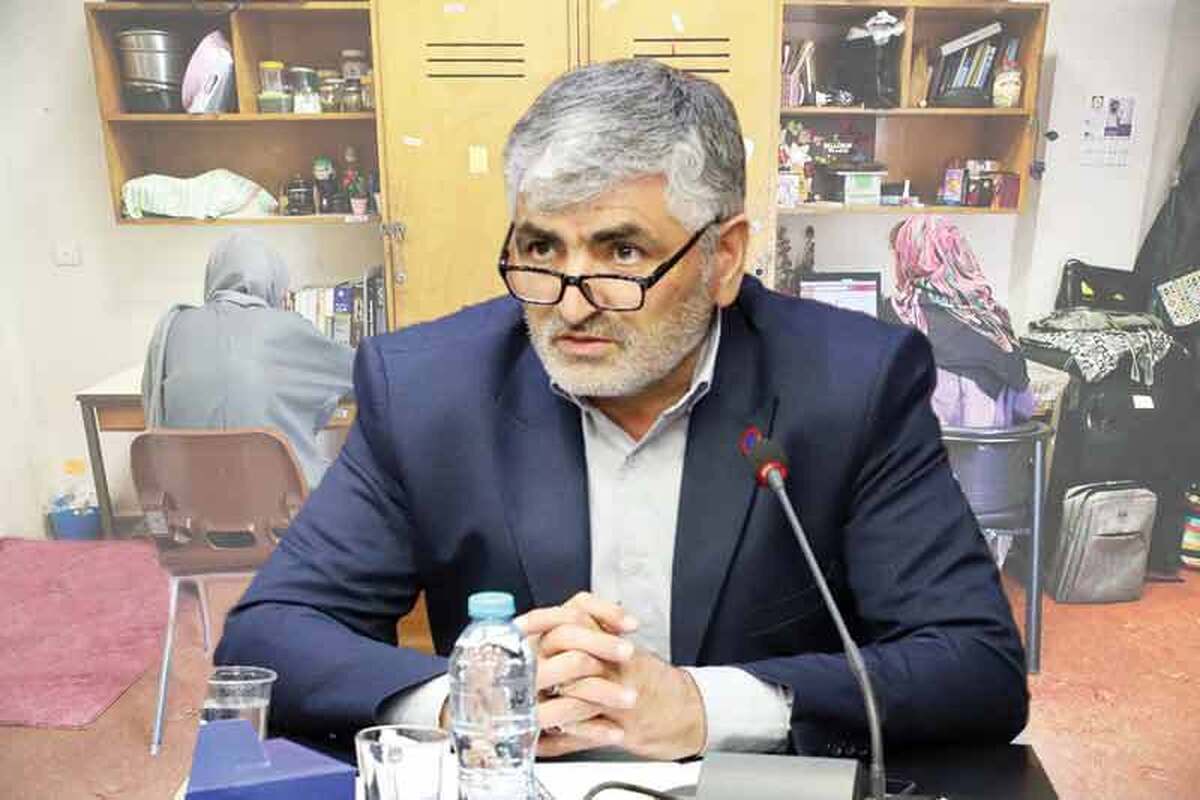 با آغاز هفته خوابگاه‌های دانشجویی، بار دیگر نگاه‌ها به یکی از مهم‌ترین ارکان زندگی دانشگاهی معطوف شده است؛ خوابگاه‌هایی که قرار است خانه دوم دانشجویان باشند اما گاه خود به دغدغه‌ای تازه بدل می‌شوند. به بهانه ۱۳ اردیبهشت درباره کم‌وکیف خدمات رفاهی در دانشگاه‌ها، ظرفیت واقعی خوابگاه‌ها، وضعیت ایمنی، تغذیه، شرایط دانشجویان متأهل و نحوه حمایت‌های مالی از دانشجویان با مسعود گنجی، رئیس صندوق رفاه دانشجویان وزارت علوم به گفت‌وگو پرداختیم.