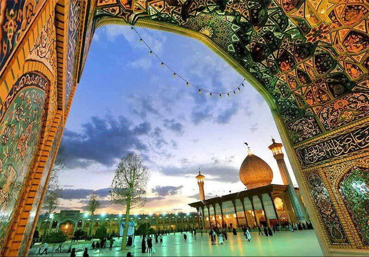 احمد‌ بن موسی (ع)، گوهر شب‌چراغ دودمان امامت و فرزند خلف امام موسی کاظم (ع)، هفتمین ستاره درخشان آسمان تشیع است. مادر گرامی‌شان، ام‌احمد، بانویی بود صاحب فضیلت و درایت و در زمره زنان فرهیخته روزگار خویش، نامی بلند داشت. احمدبن موسی (ع) در شهر نورانی مدینه‌منوره دیده به جهان گشود و از همان عنفوان کودکی، در نزد پدر بزرگوارش، جایگاهی بس والا و منزلتی بی‌بدیل یافت؛ تا بدانجا که به‌عنوان وصی ظاهری ایشان، شناخته شد. آن بزرگمرد، قامتی استوار در پرهیزگاری داشت و مورد اعتماد و اطمینان همگان بود و در شجاعت و فضل، گوی‌سبقت از همگان ربوده بود و سرآمد روزگار خود بود. 