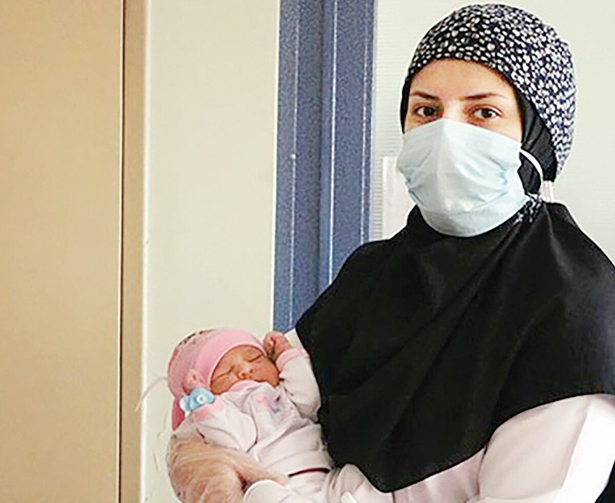 ماماها، این سفیران سلامت مادر و نوزاد، نه فقط در فرآیند زایمان بلکه در مراقبت‌‌های پیش و پس از بارداری، مشاوره‌‌های بهداشتی و ارتقای سلامت خانواده نقشی بی‌‌بدیل دارند. با این‌‌حال مشکلات و چالش‌های متعددی مانع از ایفای کامل این نقش شده است از پایین بودن تعرفه‌ها و فشار کاری بالای آنان گرفته تا محدودیت در نسخه‌نویسی‌شان، همگی از‌جمله مواردی است که نه فقط انگیزه و توان حرفه‌‌‌ای آنها را تضعیف می‌‌کند، بلکه سلامت جامعه را نیز تحت‌‌الشعاع قرار می‌‌دهد؛ قشری که کمتر به آنان توجه می‌شود، حرفه‌ای پر‌استرس که نیازمند تمرکز و مسئولیت‌‌پذیری بالایی است.