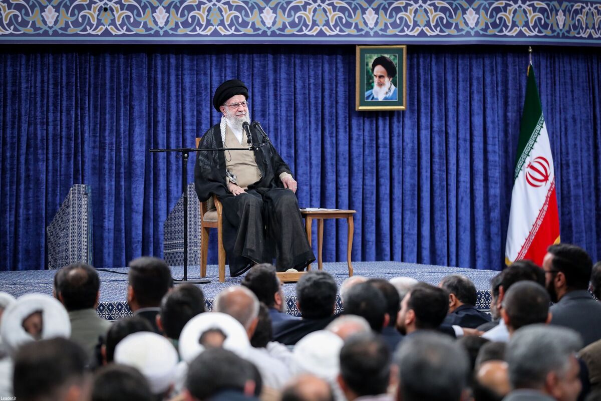 رهبر معظم انقلاب اسلامی صبح امروز در دیدار دست‌اندرکاران حج و جمعی از زائران بیت‌الله الحرام، هدف پروردگار از مقرر کردن فریضه حج را ارائه الگویی کامل و جهت‌دهنده برای اداره بشریت خواندند و افزودند: ترکیب و هیأت ظاهری این فریضه، کاملاً سیاسی و محتوای اجزای آن کاملاً معنوی و عبادی است تا منافع همه بشریت تأمین شود و امروز بزرگترین منفعت امت اسلامی «اتحاد و هم‌افزایی» برای حل مشکلات جهان اسلام است که اگر این اتحاد بود، مسائلی چون غزه و یمن رخ نمی‌داد.