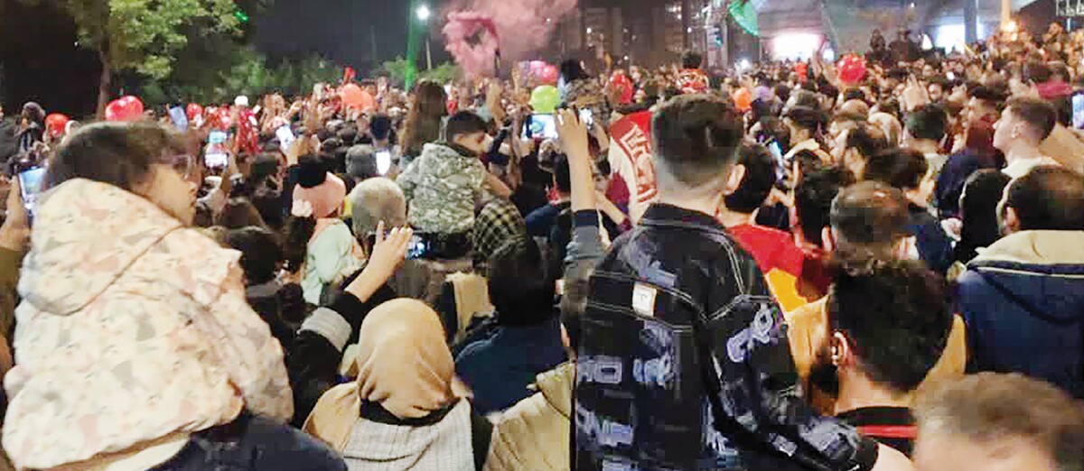 کاظم محمودی یک چهره شناخته شده در تبریز است. بازیکن سابق تیم تراکتور و البته استقلال. او که سال‌ها در عرصه مدیریت تراکتور حضور داشته، دکترای مدیریت ورزشی دارد و در حال حاضر نیز مشاور مدیرعامل این باشگاه است. به بهانه قهرمانی تراکتور در لیگ، جام‌جم گفت‌وگویی با محمودی داشت و از شب خاطره‌انگیز تبریز و قهرمانی تیم‌شان گفت....