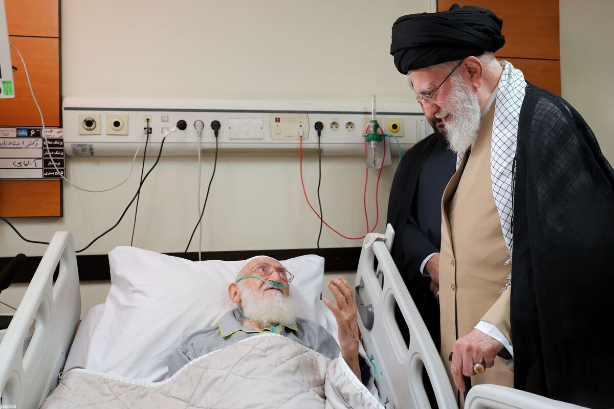 حضرت آیت‌ الله خامنه‌ ای رهبر انقلاب اسلامی عصر امروز با حضور در یکی از بیمارستان‌های تهران از حضرت آیت‌ الله نوری همدانی از مراجع عظام تقلید عیادت کردند و از نزدیک در جریان روند درمان ایشان قرار گرفتند.