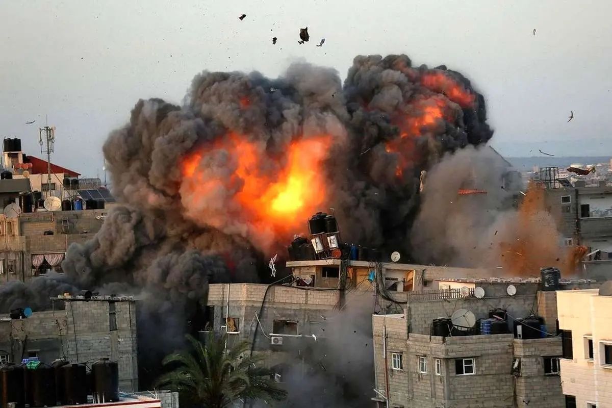 نخستین تصاویر از حمله جنگنده‌های اسرائیلی به کارخانه سیمان صنعا را مشاهده کنید.