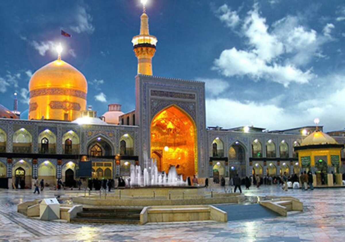 گفت‌وگویی که حضرت رضا (ع) با اصحاب ادیان داشتند، بسیار برجسته است و نمونه‌ای از گفت‌وگوی میان ادیان در تاریخ اسلام به‌شمار می‌رود. البته من اطلاع ندارم که به آن گستردگی در دوره‌های بعد تکرار شده باشد. بله، مناظراتی میان علمای شیعه و دیگر ادیان وجود داشته، اما این‌که همه اصحاب ادیان در یک جا جمع شوند و علمای ما با آن‌ها بحث کنند، حداقل من خبر ندارم. 